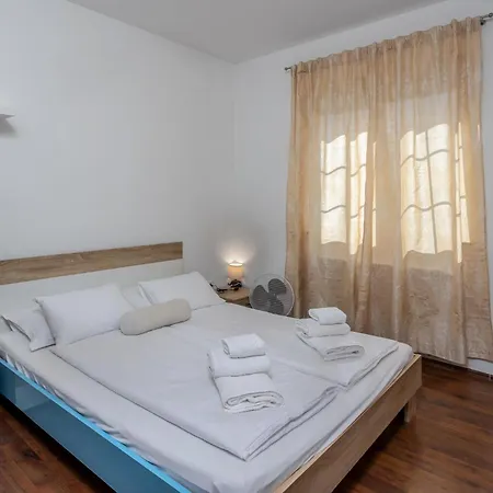Stunning In With Kitchen Apartment *