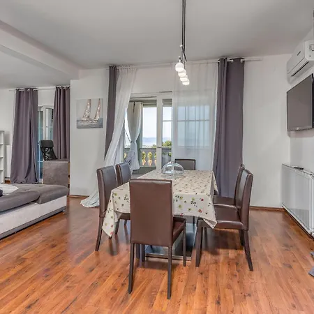Stunning In With Kitchen Apartment *